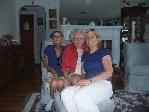 /images/pfpphotos/uploads/FP0030/FP0030.Gall.Anne Kathy and Mom.jpg